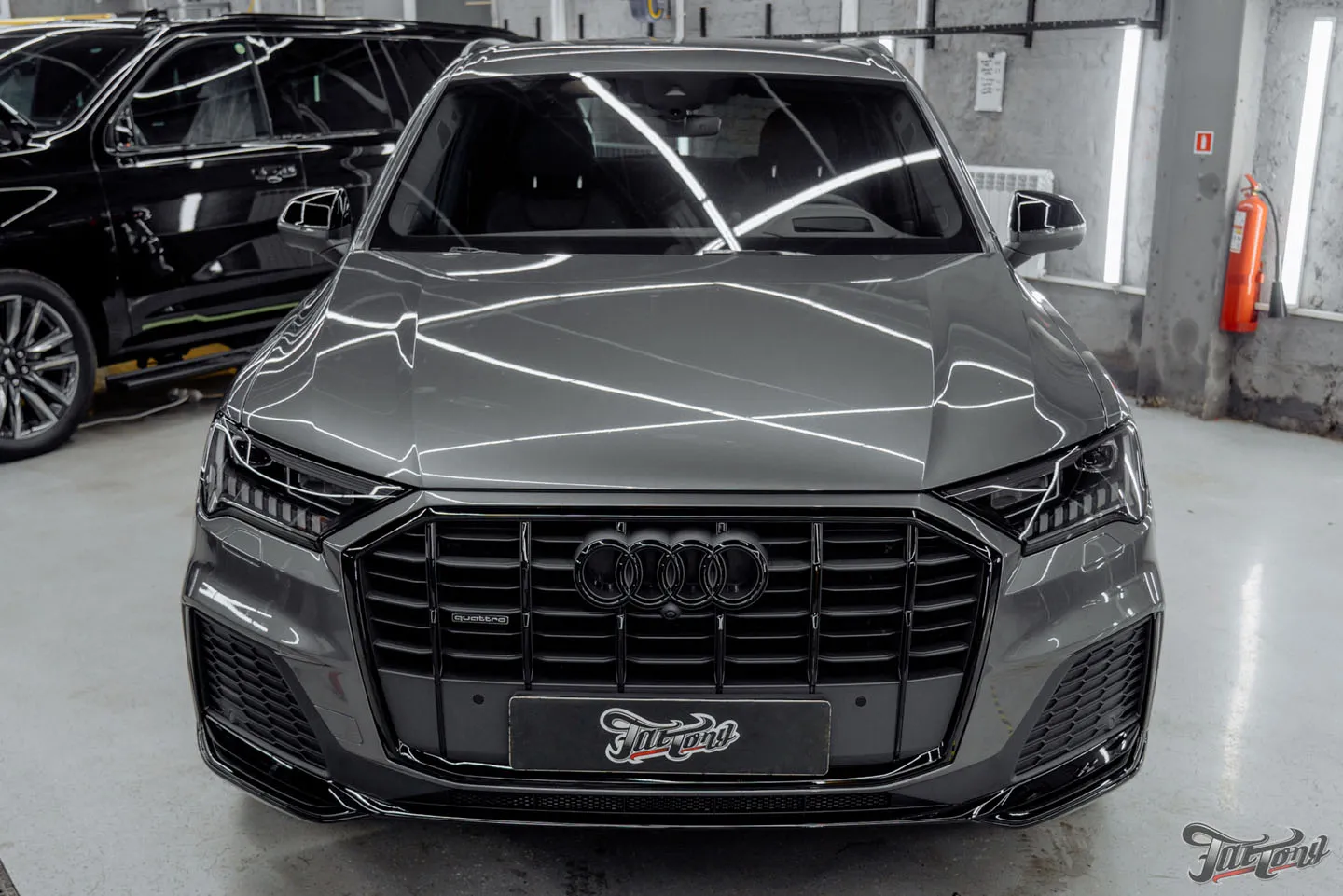 Отремонтировали бампера на Audi Q7, оклеили переднюю часть кузова полиуретаном, отполировали и покрыли керамикой кузов, провели химчистку салона и установили ремни безопасности с принтом